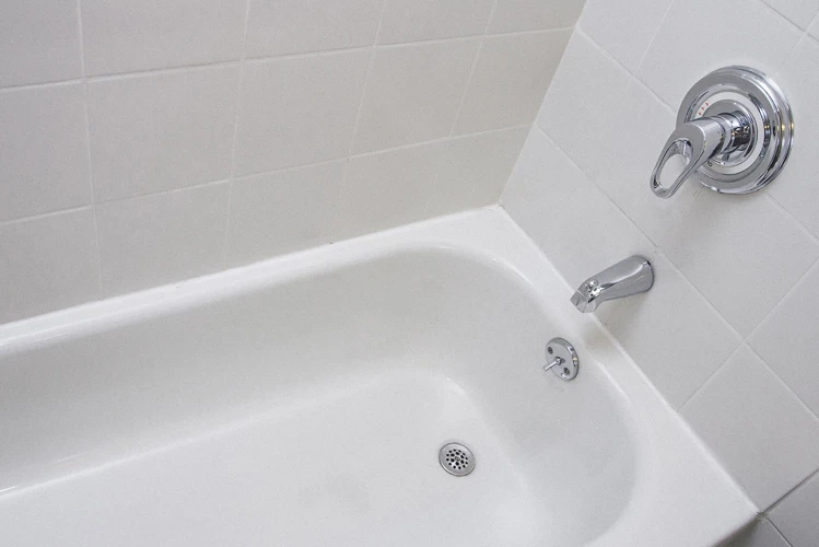 Step-By-Step Guide: How To Remove Glue From Porcelain Tub